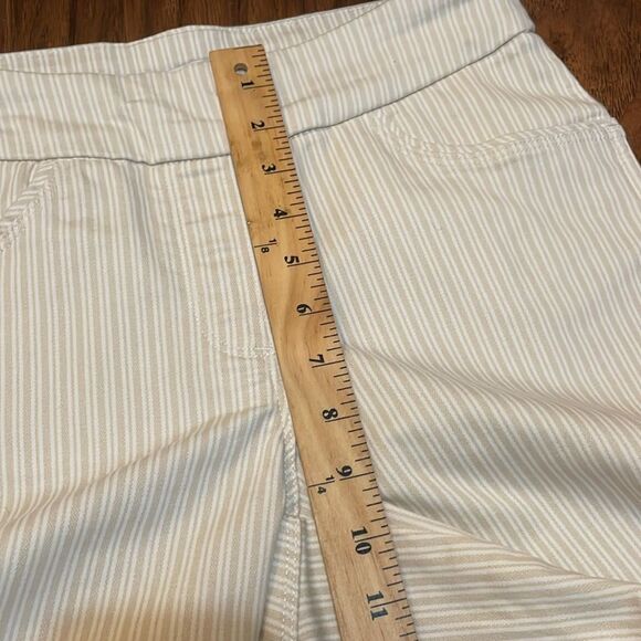 Liz Claiborne Amber Womens Pull On Stretch Tan/ White Pin Stripe Shorts Sz 6 - Picture 9 of 10